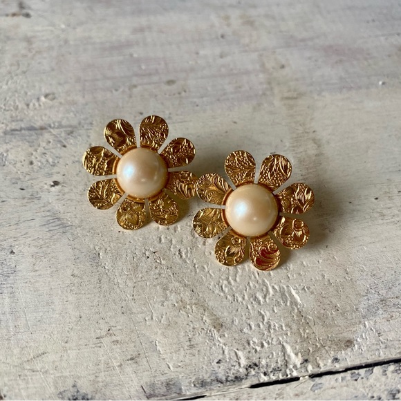 Vintage Retro Pearl Flower Stud Earrings - Picture 4 of 10